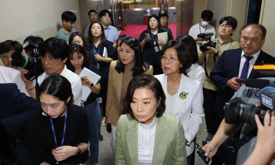 25일 국회 여성가족위원회 권인숙 위원장과 야당 의원들이 전체회의에 출석하지 않는 김현숙 여성가족부 장관을 찾아 국회를 돌아다니고 있다. 권 위원장은 김 장관이 국회에 있으면서 출석하지 않고 있다고 했다.  연합뉴스